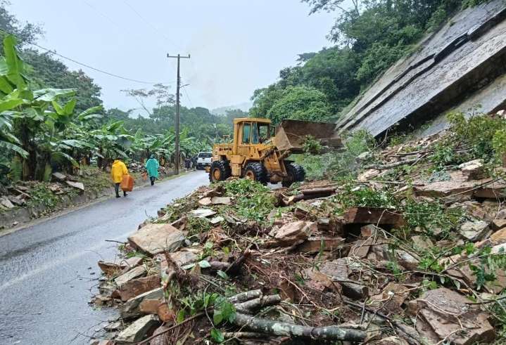 Se atienden afectaciones en carreteras tras torrenciales lluvias 