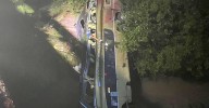 Deja 8 muertos y varios heridos al caer un autobús desde un puente en Argentina