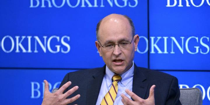  Top Wall Street economist sees 2 ways tariffs could play out, and neither is good for the average worker