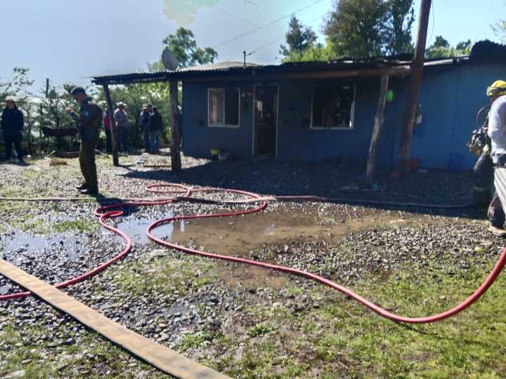 Esta tarde: INCENDIO CONSUMIÓ VIVIENDA EN EL SECTOR DE TRES ESQUINAS EN LA COMUNA DE BULNES