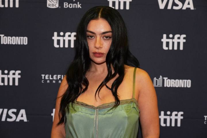 El polémico cameo de Charli XCX en ‘SNL’ que aviva los rumores de disputa con Taylor Swift