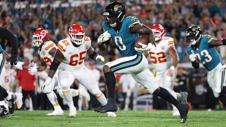 Jaguars LB Devin Lloyd’s monster pick-6 has fans losing their minds