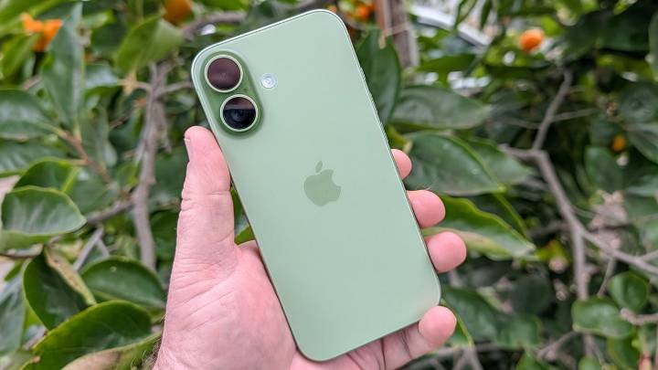 I just discovered this secret iOS 26 feature that tells you when your iPhone camera lens is dirty