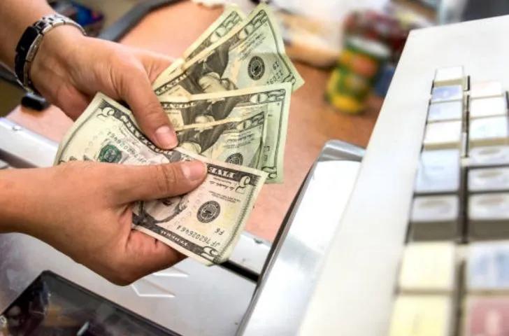 Dólar y elecciones: ¿Conviene comprar ahora o esperar al lunes?
