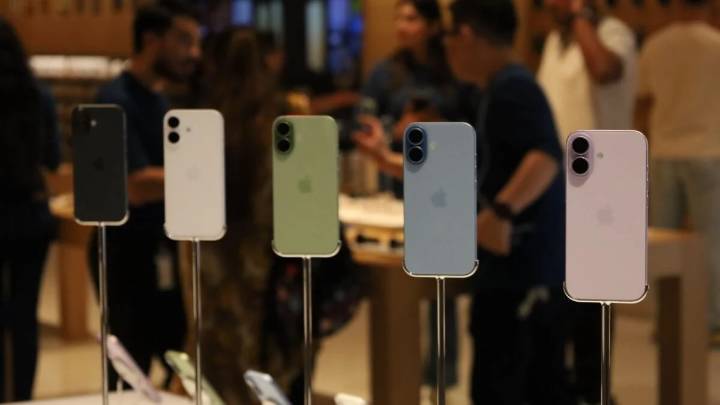 iPhone 17 Outsells Previous Model by 14% as Apple Stock Hits Record High