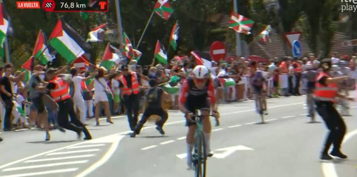 Citan a declarar a cuatro activistas propalestinos que intentaron boicotear la Vuelta Ciclista en Navarra