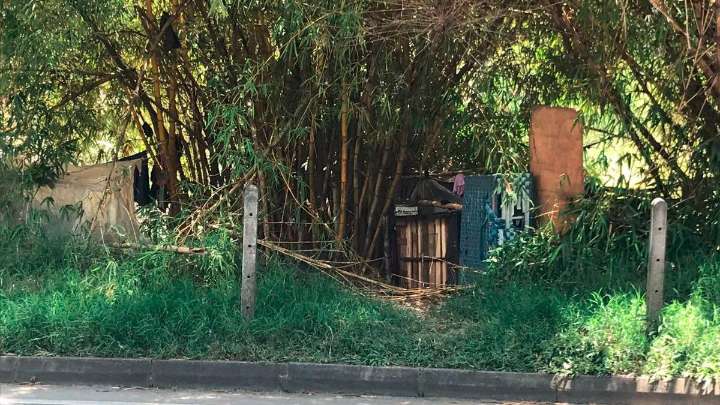 Estrangularon a una mujer dentro de un cambuche a un lado del río Medellín, en Bello