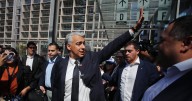 Marco Enríquez-Ominami celebra tras ser absuelto en caso SQM y sus abogados apuntan a fiscales: “Hicieron un mal trabajo”