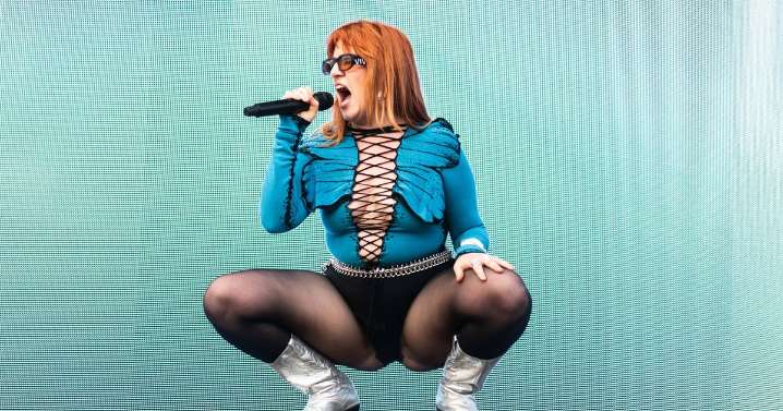 Pop star cancels tour as medical emergency leaves her 'unable to think straight'