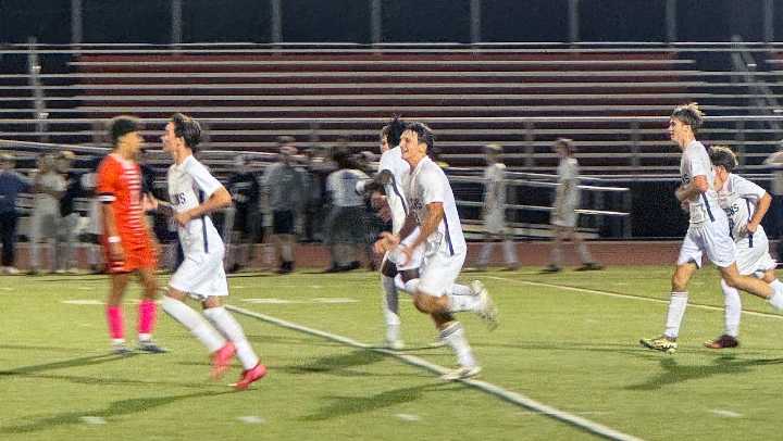 Gavin Goldrick nets two in one minute, Minnechaug boys soccer beats Agawam (video)