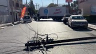 Tráiler derrumba par de postes en la colonia República al acudir a abastecer farmacia