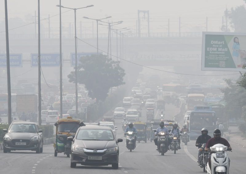 Delhi continues to battle with 'very poor' air, AQI recorded at 335