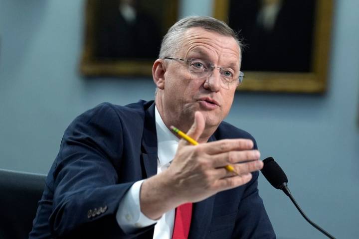 Veteran Affairs secretary urges Schumer to reopen government