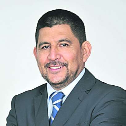 CON EL TRAJE DE SALVADOR NACIONAL, columna de Jorge Esteves