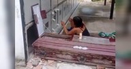 Indignación por profanación de una tumba en Santander: mujer quería cambiar y bañar al difunto