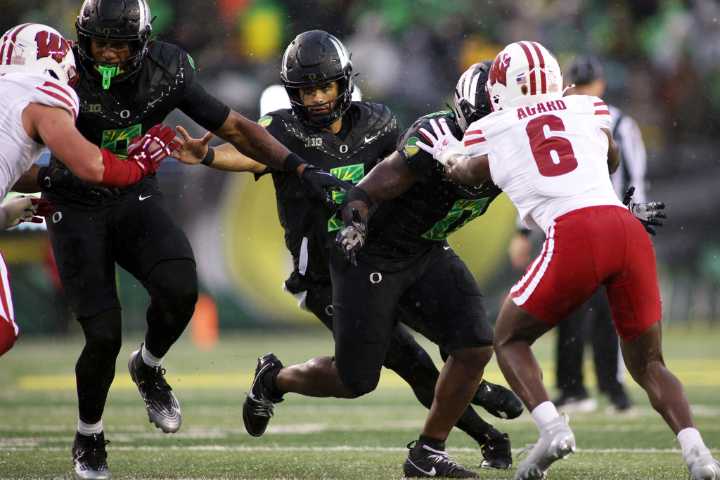 No. 6 Oregon survives lackluster performance with 21