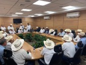 Líderes cañeros y legisladores analizan problemática de la caña de azúcar