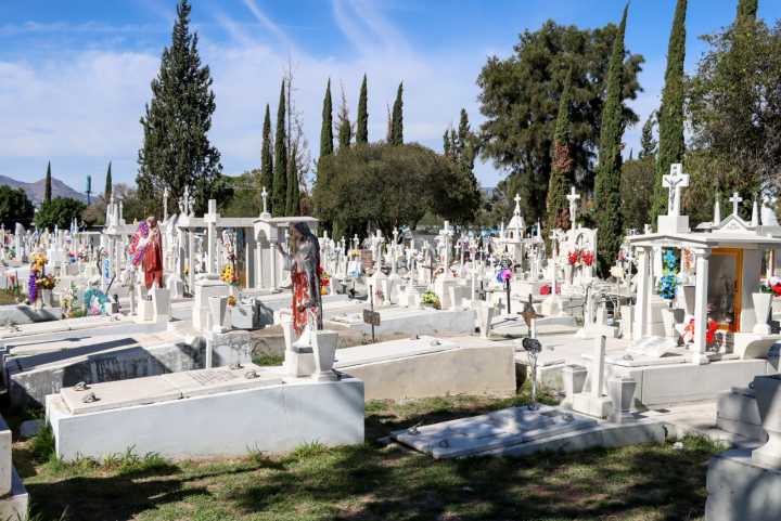 Llaman autoridades de Aguascalientes a no llevarles “fiesta” a los difuntos