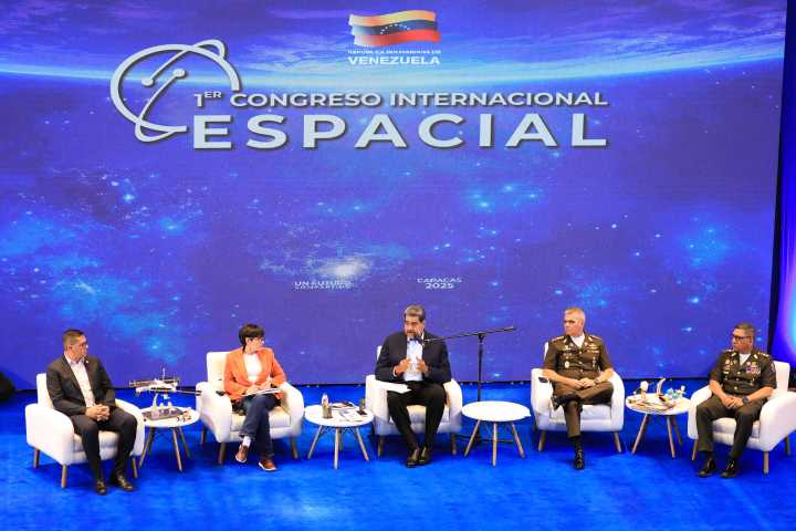 Presidente Maduro aprueba esfuerzos para lanzar mini satélite venezolano