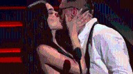 Billboard 2025. Peso Pluma recibió su premio a manos de su novia y le realizó una romántica dedicatoria