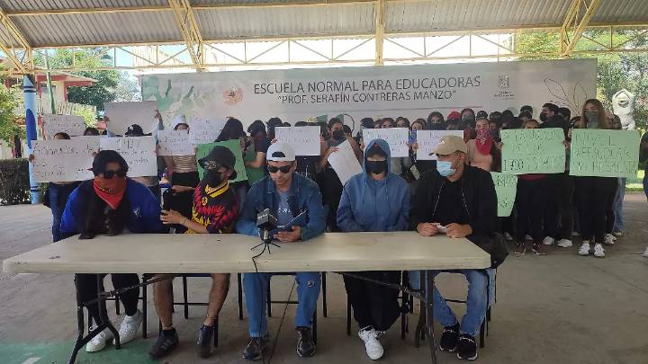 Más de mil 400 normalistas egresados, en espera de clave