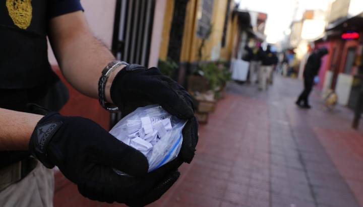 Detienen a dos personas que vendían droga en un domicilio del cerro Cordillera en Valparaíso