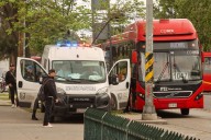 Autobús invade carril confinado y choca con MB; hay 6 lesionados