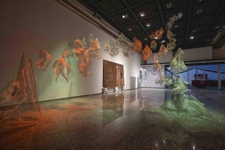 ÚLTIMOS DÍAS PARA VISITAR CONVERGENTES: LA EXPOSICIÓN QUE REÚNE A LOS NUEVOS ARTISTAS CHILENOS