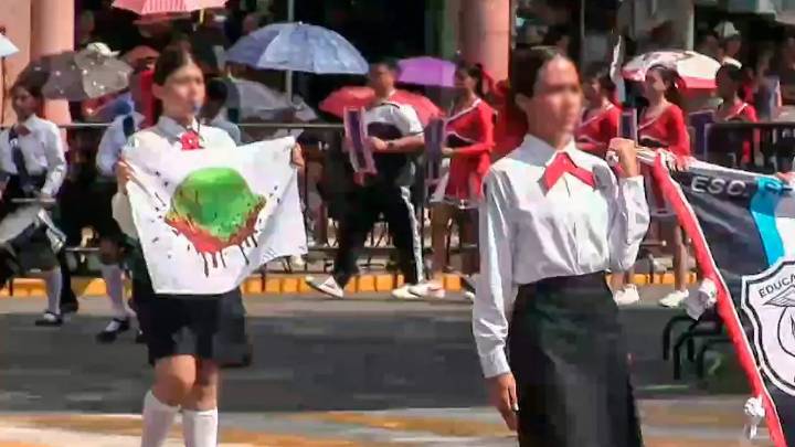 Estudiantes desfilan con fotos de Bernardo Bravo en Apatzingán
