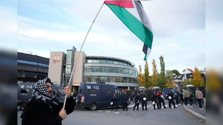 Manifestantes pro-Palestina protestan afuera del estadio previo al Noruega vs Israel