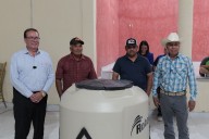 Entrega Diputado Arturo Zubia tinacos y garrafones en la comunidad de Altavista