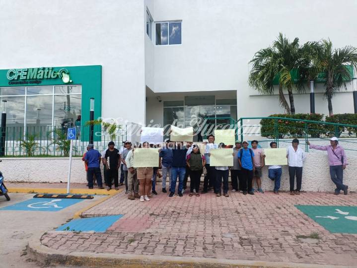 Protesta frente a las oficinas de la CFE en Tizimín por los constantes apagones