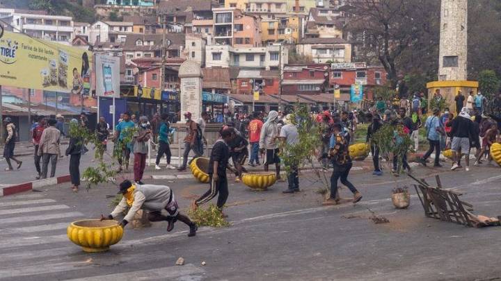 Madagascar protesters return to streets despite move to dissolve government