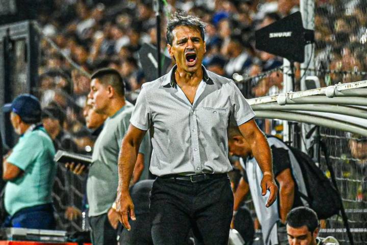 Fabián Bustos dice que fue un error haber dejado a Universitario para irse al Olimpia