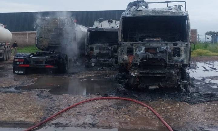 Tres camiones se prenden fuego en el Parque Industrial