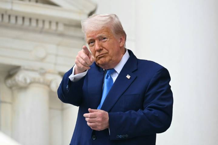 El gobierno cierra y Trump se conecta a internet