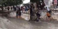 Un hombre en motocicleta fue arrastrado en un arroyo de Barranquilla: comunidad lo ayudó