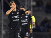Cruz Azul estrena uniforme, gana y amarra Liguilla directa