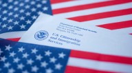 BUENAS NOTICIAS para inmigrantes: USCIS extiende la validez de los permisos laborales sin trámite adicional