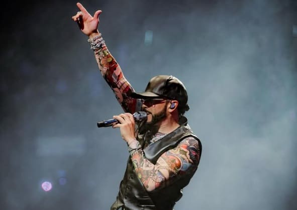 Yandel Sinfónico sorprendió: Cantante se la jugó tocando con juvenil orquesta chilena