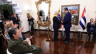 Maduro entregó condecoración Orden Francisco de Miranda al embajador de Cuba