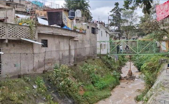 Amarrado de manos y pies, hallan cuerpo flotando en río de Naucalpan