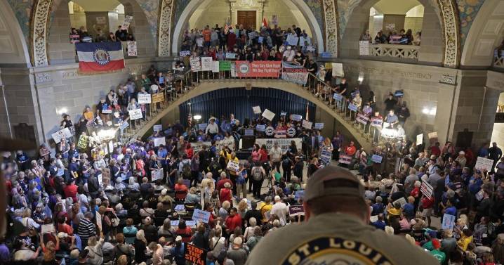 Redistricting foes halfway to signature goal for ballot