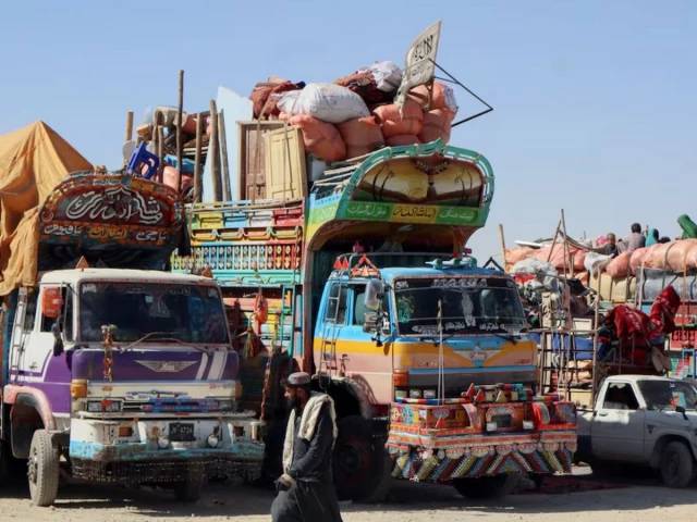 Pakistan seals border with Afghanistan after cross
