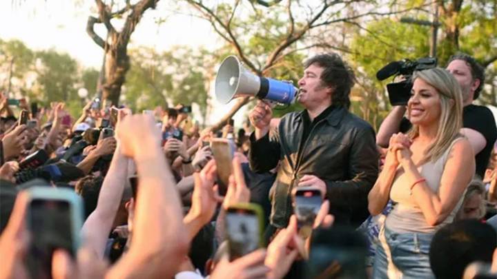 Milei con Virginia Gallardo en Corrientes: "Les pido que sigan aguantando"
