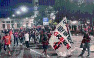Hinchas de Patronato en busca de un milagro, realizaron un Banderazo “Rojinegro” en el centro de Paraná