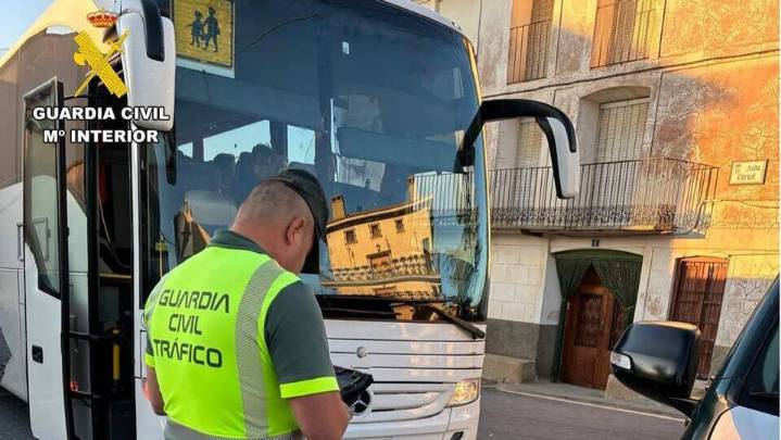 Conduce drogado un autobús escolar en Teruel con 45 menores y más pasajeros de los permitidos