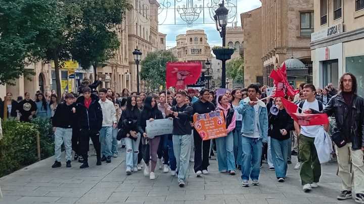 "No es culpa tuya, es del sistema" Los estudiantes salmantinos se concentran contra el bullying y recuerdan a Sandra Peña