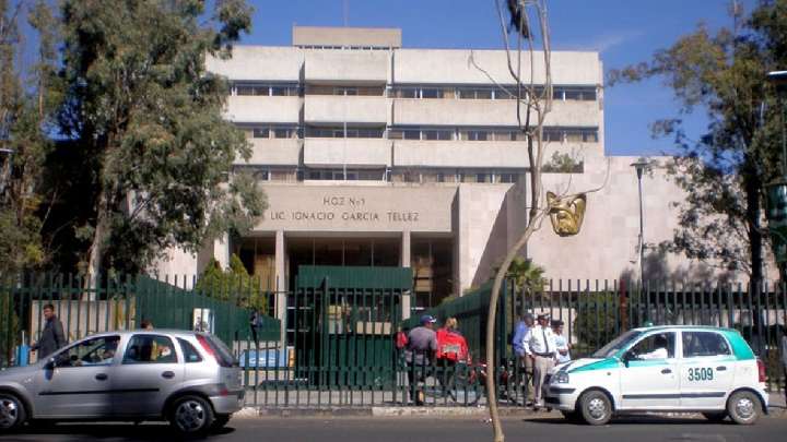 Auto da de reversa y atropella a mujer en Durango; tiene traumatismo de cráneo severo
