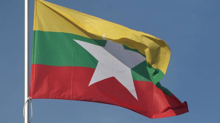 Arrestan en Birmania a tres artistas por criticar las elecciones organizadas por la junta militar gobernante